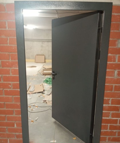 Монтаж сейф-двери