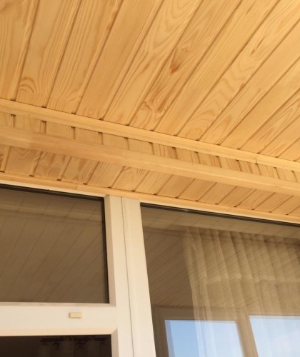 Остекление, отделка лоджии бессучковой вагонкой