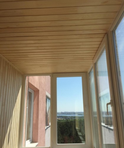 Остекление, отделка лоджии бессучковой вагонкой