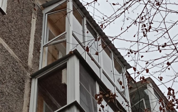 Французский балкон с крышей 7