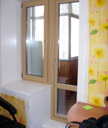 Балконный блок с ламинацией под дерево