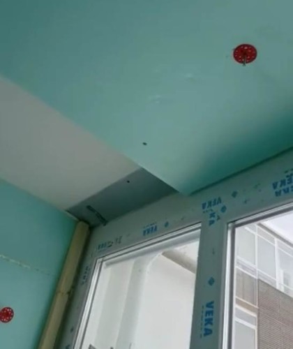 Остекление и переделка балкона в рабочее пространство