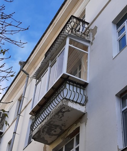 Остекление высокого балкона в историческом здании
