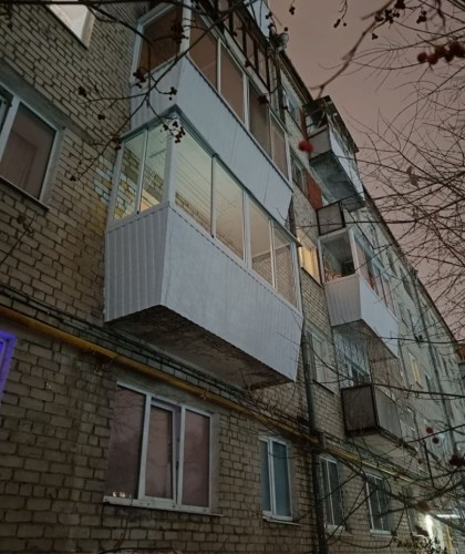 Остекление балкона на втором этаже раздвижными конструкциями