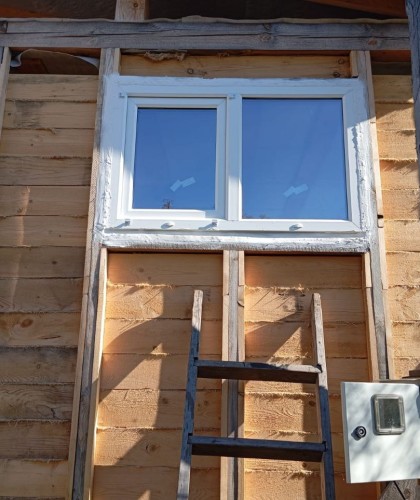 Монтаж окон в доме из бруса