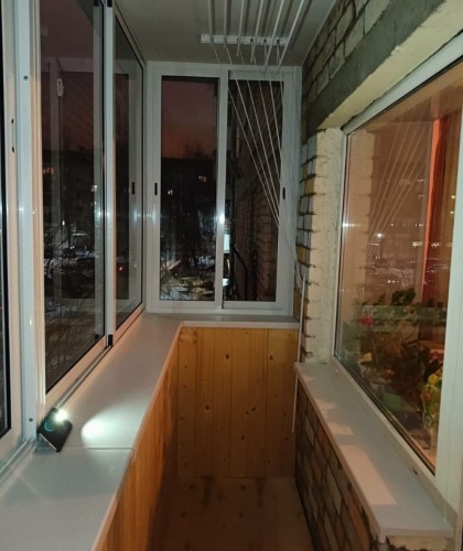 Остекление балкона на втором этаже раздвижными конструкциями