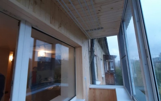 Алюминиевое остекление балкона с выносом и крышей 1