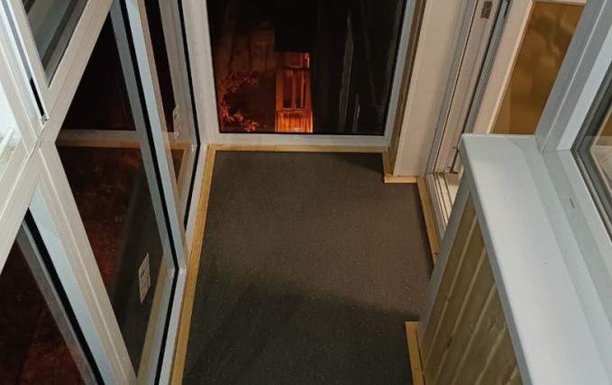 Французский балкон с крышей 2