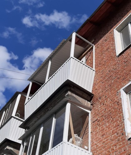 Установка балкона с крышей и выносом