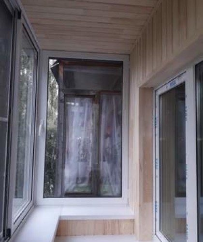 Монтаж, обшивка балкона, установка полочки