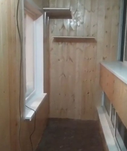 Лоджия с цветочником и шкафчиками