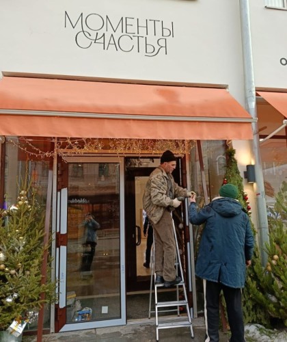 Остекление входной группы магазина