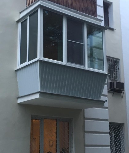 Остекление балкона теплыми конструкциями, отделка