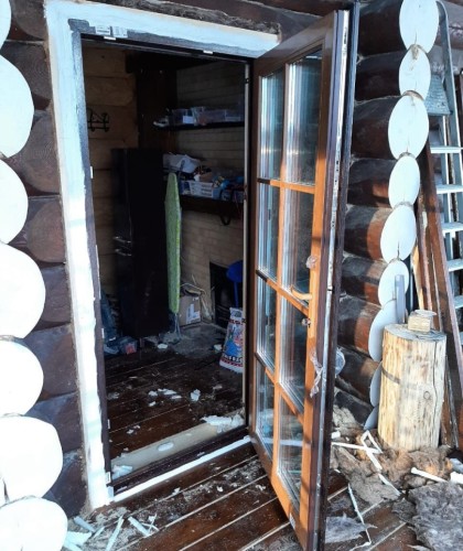 Установка входных дверей в загородном доме