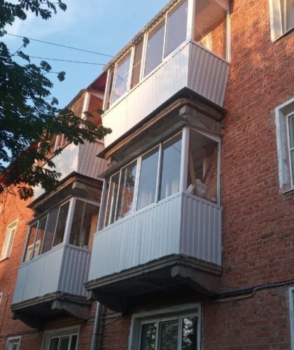 Установка балкона с крышей и выносом