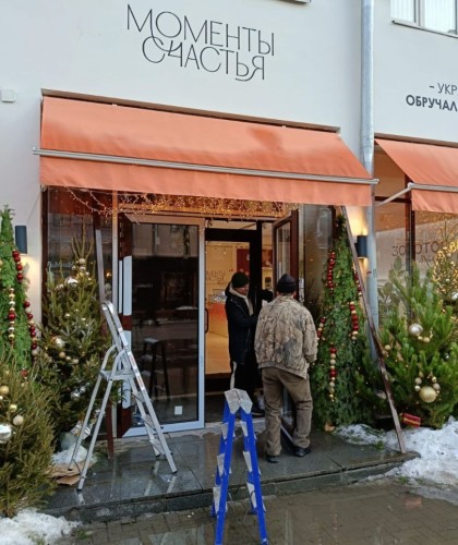 Остекление входной группы магазина