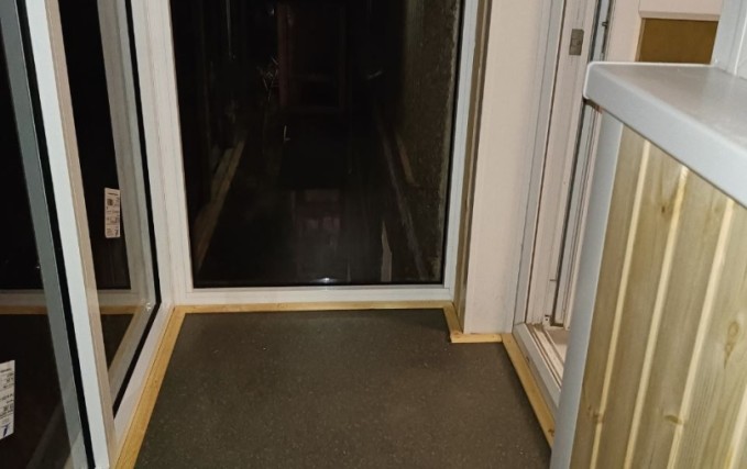 Французский балкон с крышей 3