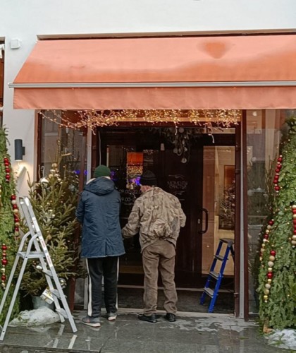 Остекление входной группы магазина