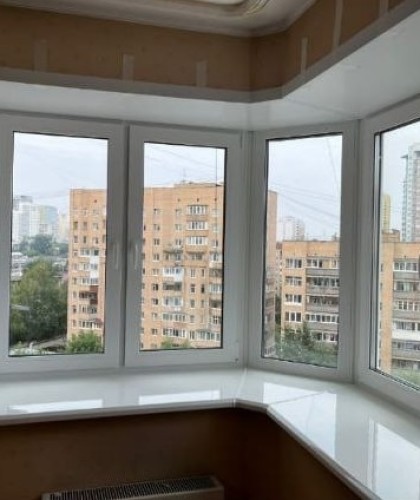 Остекление эркерного окна