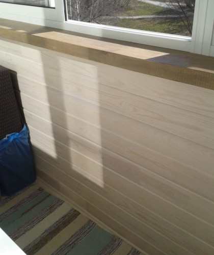 Нестандартный балкон с обшивкой коричневым сайдингом