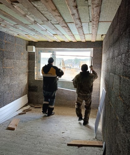 Остекление окон и дверей в коттедже семикамерным профилем