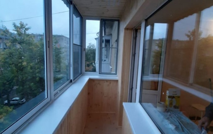 Алюминиевое остекление балкона с выносом и крышей 2