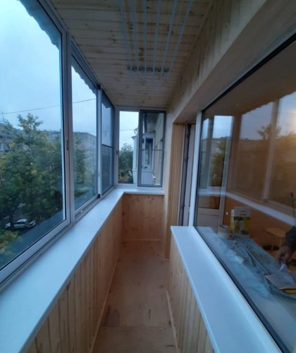 Алюминиевое остекление балкона с выносом и крышей