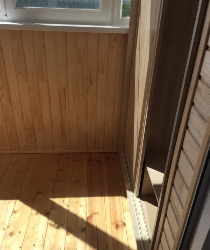 Остекление, отделка лоджии бессучковой вагонкой