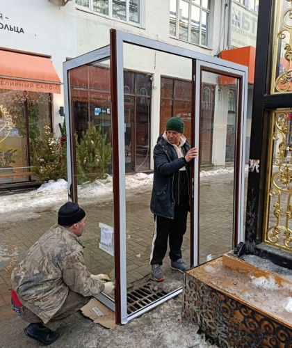 Остекление входной группы магазина