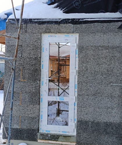 Остекление окон и дверей в коттедже семикамерным профилем