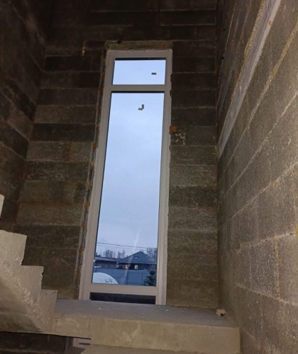 Остекление окон и дверей в коттедже семикамерным профилем