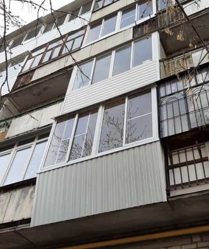 Установка балкона (раздвижная конструкция), обшивка вагонкой