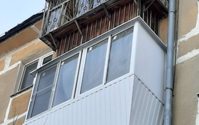 Холодный раздвижной балкон с обшивкой "под ключ"