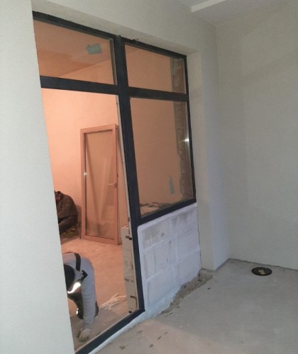 Балконный блок с ламинацией (антрацит и дуб)