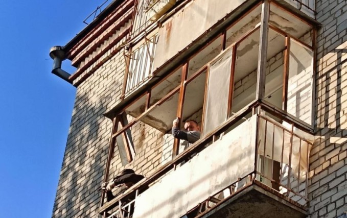 Установка легкого раздвижного балкона 3