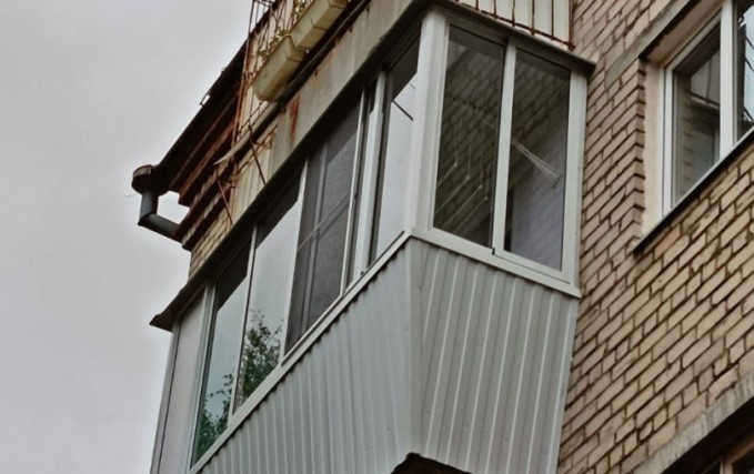 Установка легкого раздвижного балкона 7