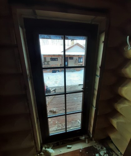 Установка входных дверей в загородном доме