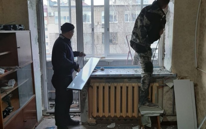 Монтаж алюминиевого балкона с шумоизоляцией крыши