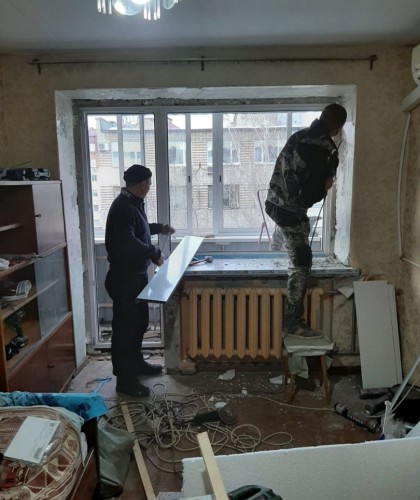 Монтаж алюминиевого балкона с шумоизоляцией крыши