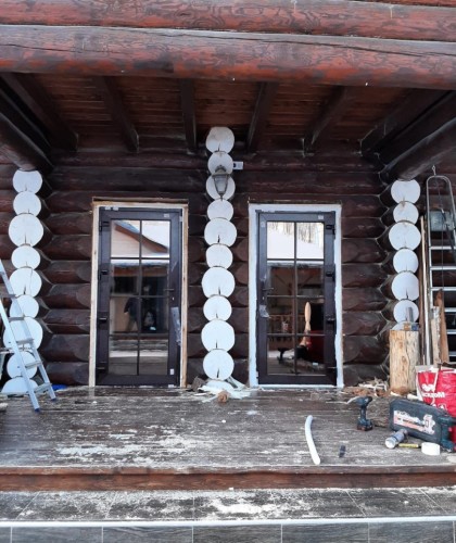 Установка входных дверей в загородном доме