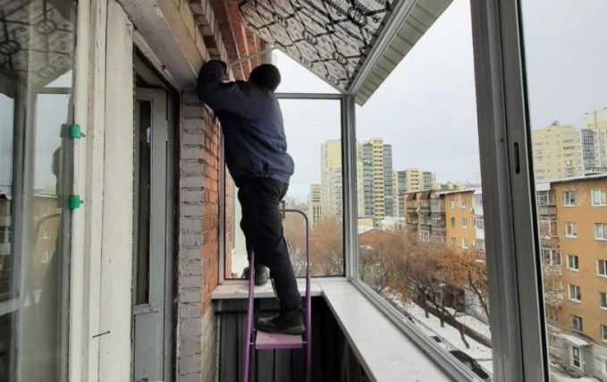 Монтаж алюминиевого балкона с шумоизоляцией крыши