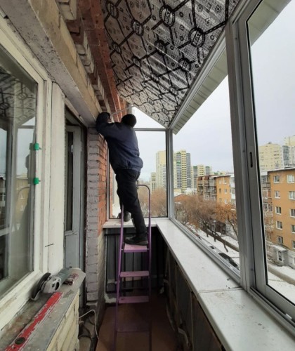 Монтаж алюминиевого балкона с шумоизоляцией крыши