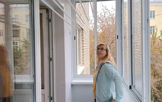 Установка легкого раздвижного балкона 14