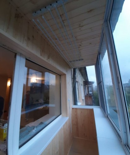 Алюминиевое остекление балкона с выносом и крышей