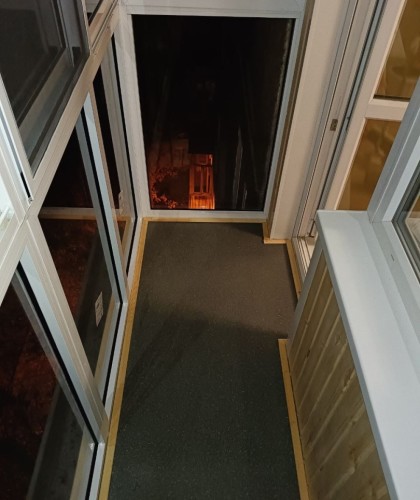 Французский балкон с крышей