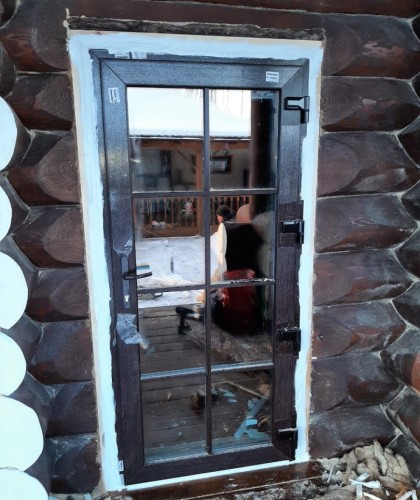 Установка входных дверей в загородном доме