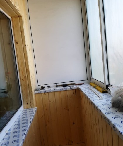 Остекление балкона на последнем этаже с крышей