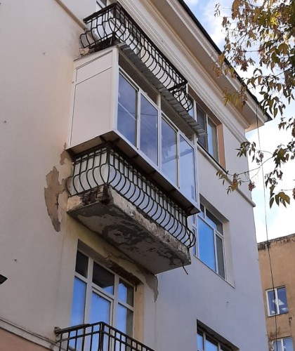 Остекление высокого балкона в историческом здании