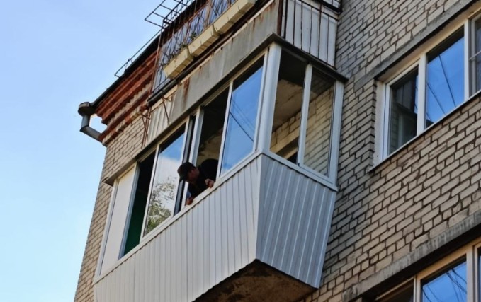Установка легкого раздвижного балкона 5