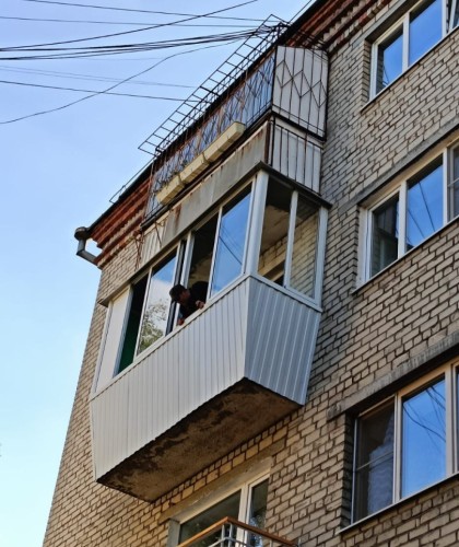 Установка легкого раздвижного балкона